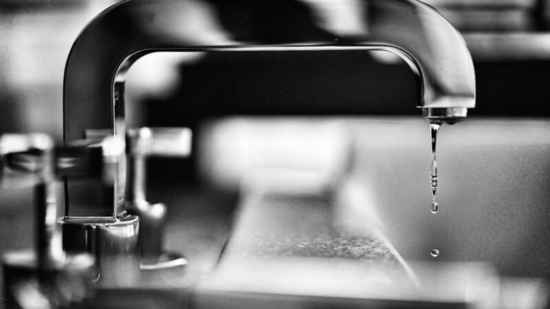 vvs närbild på blandare i kök